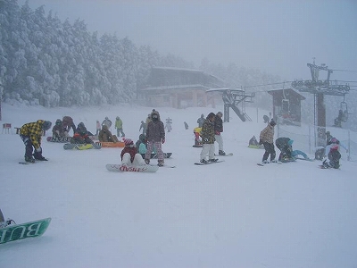 同じく小田スキー場でゲレンデ頂上・・吹雪いてます。