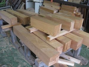 欅材を使って部材造り