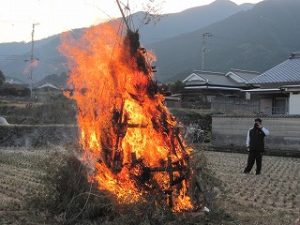 どんと焼きの火入れ