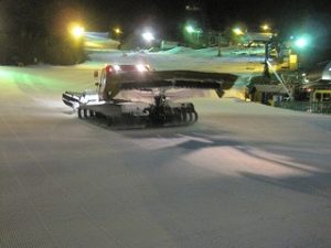 ゲレンデ整備の圧雪車