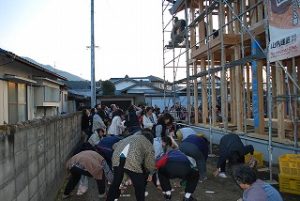 建前・上棟の日にお餅まき