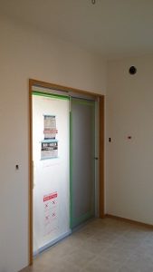 内装クロスの施工も順調に進んでいます。