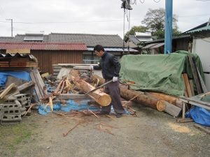 新築住宅の構造躯体の丸太梁