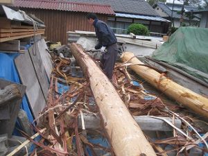 新築住宅の構造躯体の丸太梁