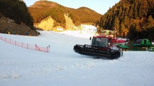 ゲレンデの圧雪車