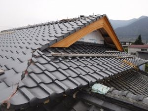 入母屋屋根の瓦葺き替え工事