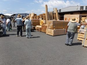 木材せり市場