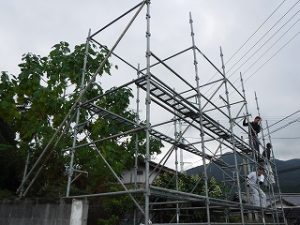 祭りの垂れ幕足場