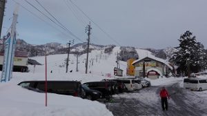 長野県戸狩スキー場でスノーボード