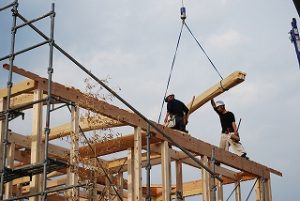 新築住宅の建前・梁丸太を納める