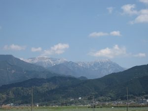 山に雪が掛かってます！