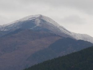 山頂には雪が掛かって