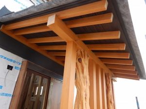 無垢木材を魅せる玄関入口ポーチ屋根