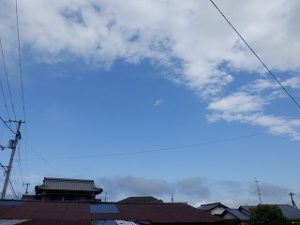 雨天の中の青空