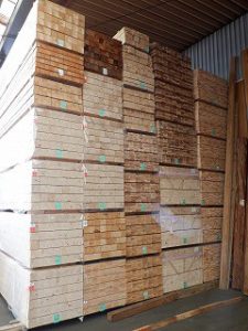 木材の市場で造作材の仕入れ