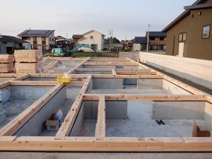 新築住宅の建前・上棟前　土台敷き