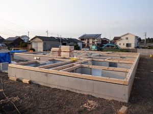 新築住宅の建前・上棟前　土台敷き