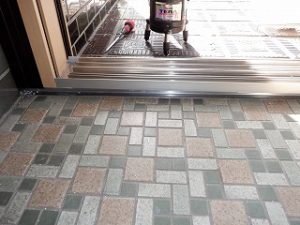 玄関引違い戸のカバー工法