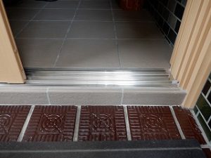 玄関引違い戸のカバー工法