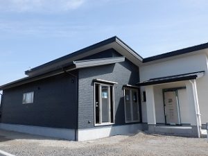 平屋建て新築住宅のLDK勾配天井