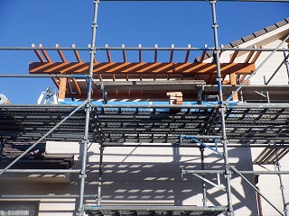二階バルコニーへ屋根の設置工事