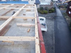 屋根の土台梁敷き