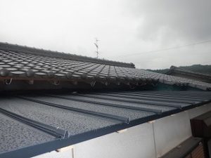 屋根の経年劣化の為 スレート波板屋根を葺き替えます。