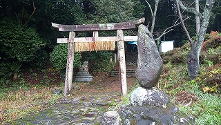 八幡神社さんへ資材を運びます。