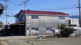 農業倉庫の屋根：葺き替え工事の完成