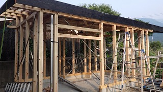 防災倉庫の建前・上棟
