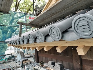 一宮神社さん楼門 屋根瓦葺き