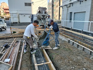 ガレージ 新築工事の基礎コンクリート打ち